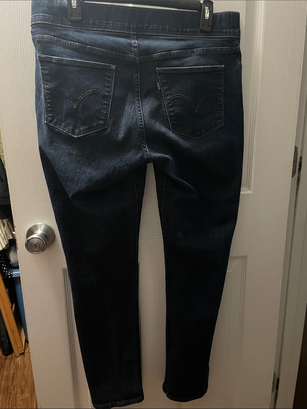 Levi’s Dark Wash Women's stretch waste Slim Jeans - sz 31
